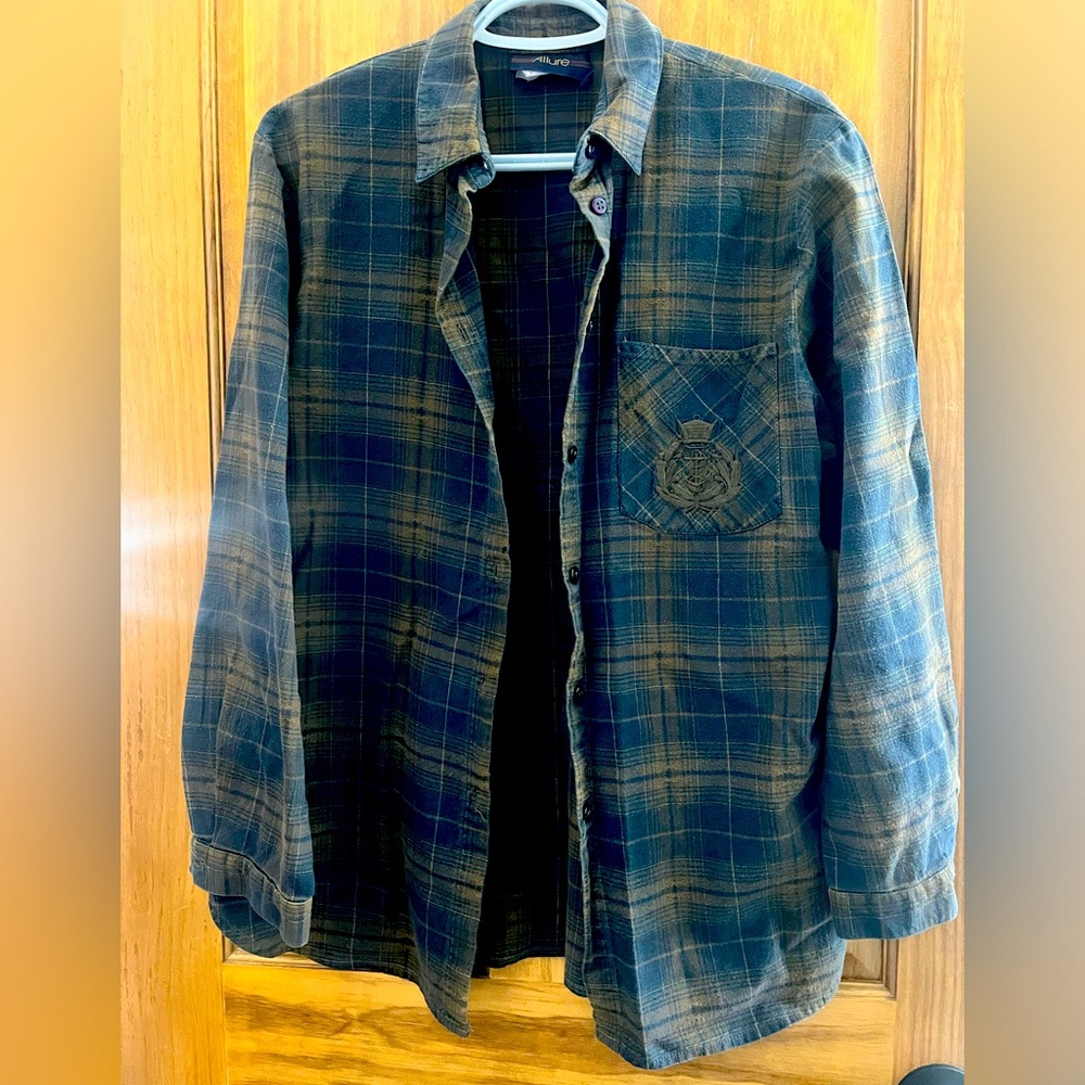 Allure  women’s size Medium plaid button up